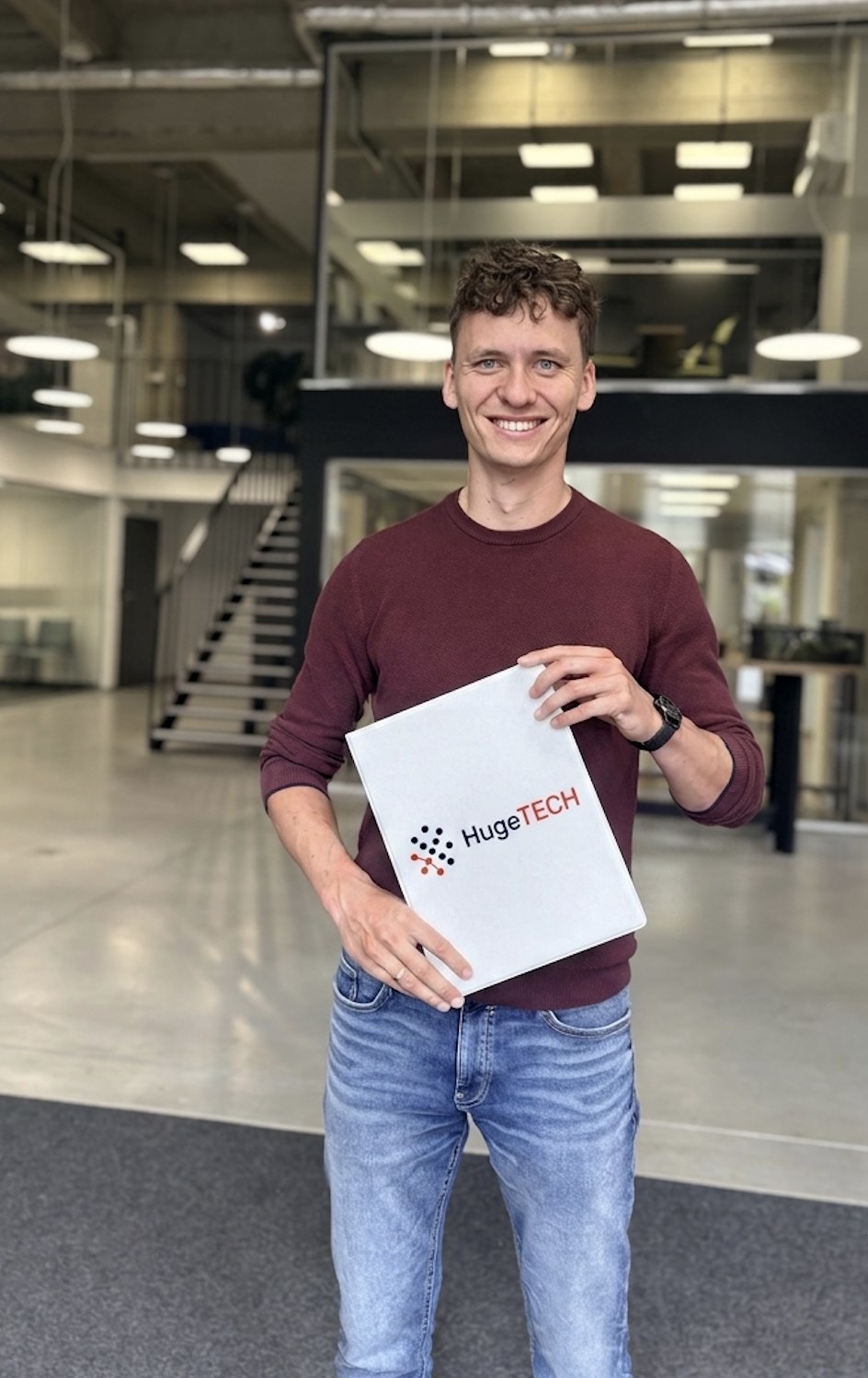Piotr Stefański, CEO Edge AI, z materiałami akceleratora HugeTECH