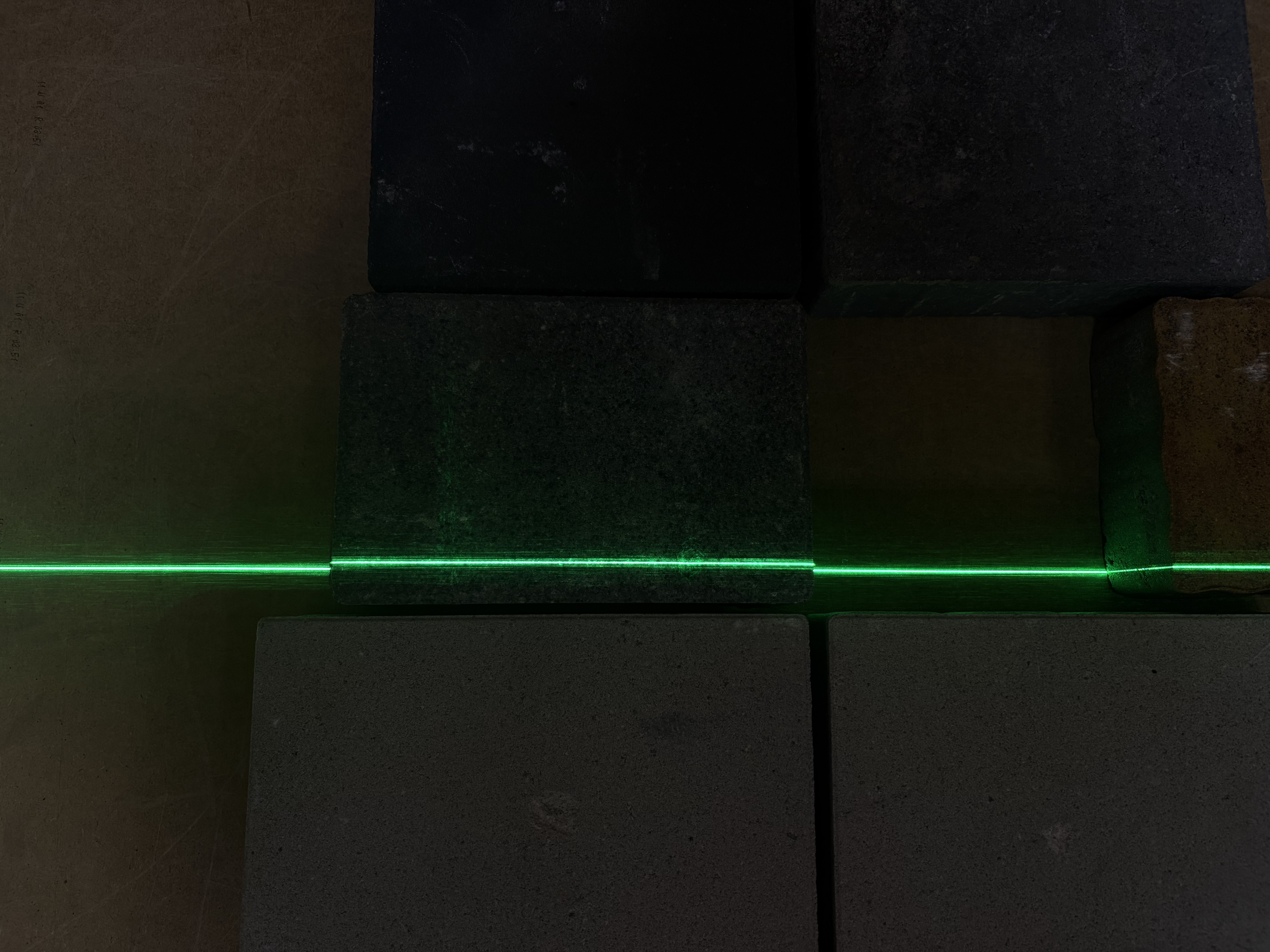 Laser line observed at the same angle as its angle of incidence